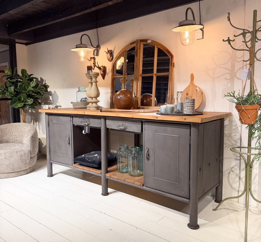 Vintage werkbank met eiken blad, gebruikt als dressoir