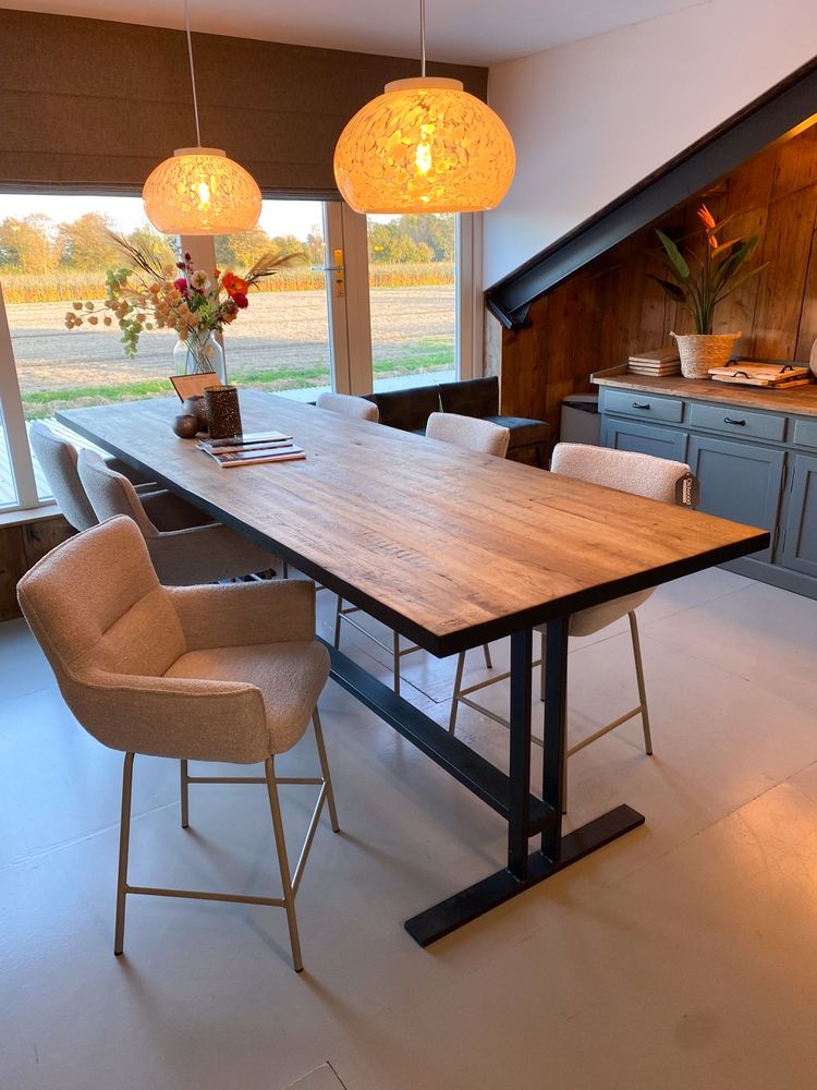 Bartafel van oud eiken met zwart stalen poot en barstoelen