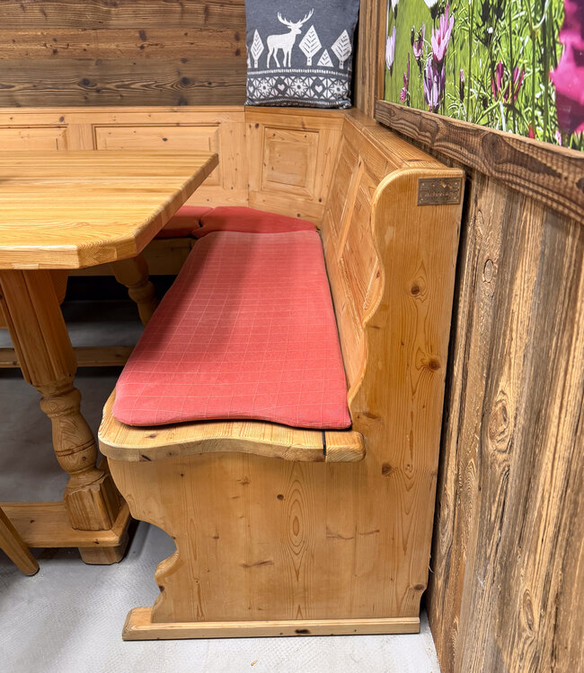 Austrian Stube dining area | Corner sofa with table