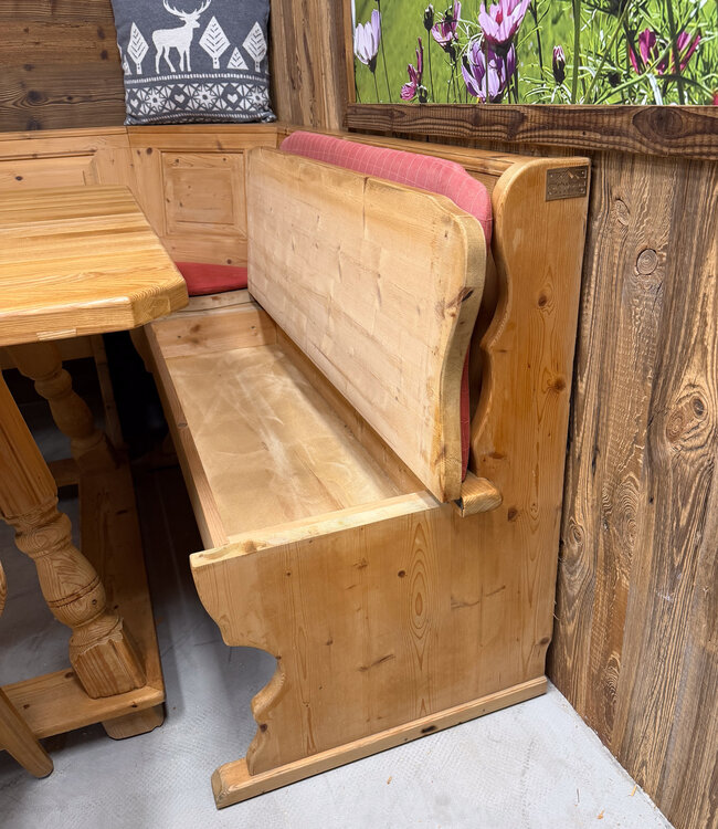Austrian Stube dining area | Corner sofa with table