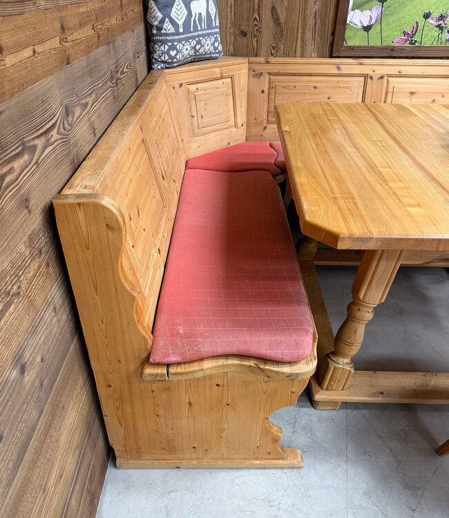 Austrian Stube dining area | Corner sofa with table