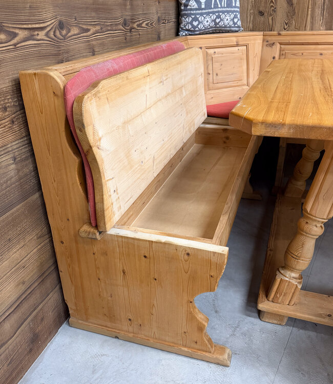 Austrian Stube dining area | Corner sofa with table