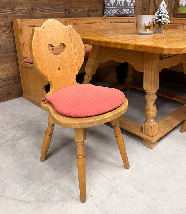 Austrian Stube dining area | Corner sofa with table