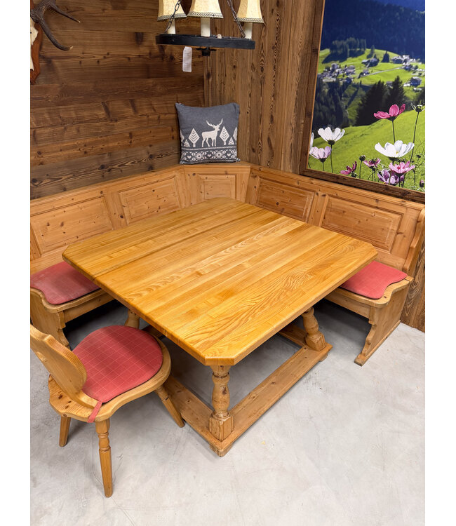 Austrian Stube dining area | Corner sofa with table