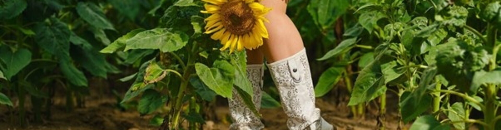 How to Wear High Boots in Spring and Summer