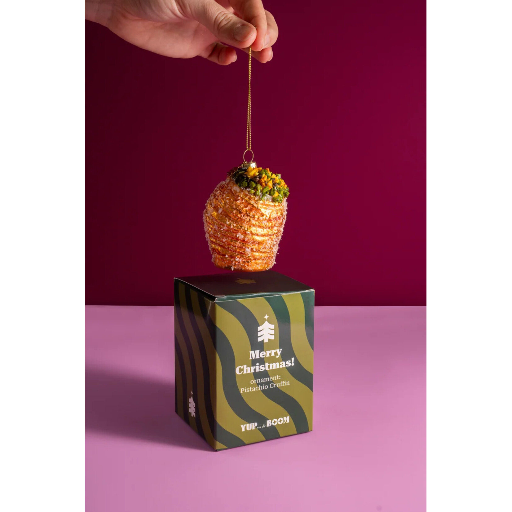 Yup in de boom Pistache Cruffin Kerstornament