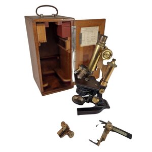 Antique microscope in wooden box (B)