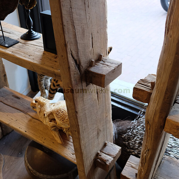 Robuster handgefertigter Schrank aus Akazienholz (a)