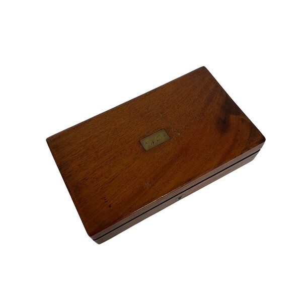 Antike Truhe mit Kompass (B)