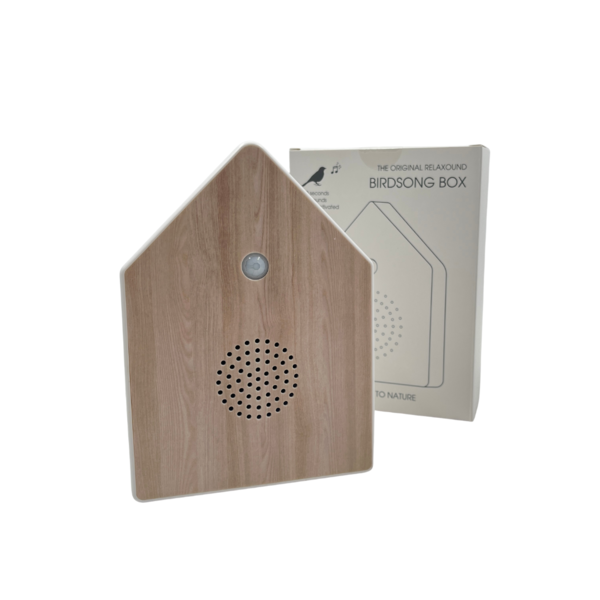 Vogelhuisje met vogelgeluiden en bewegingssensor