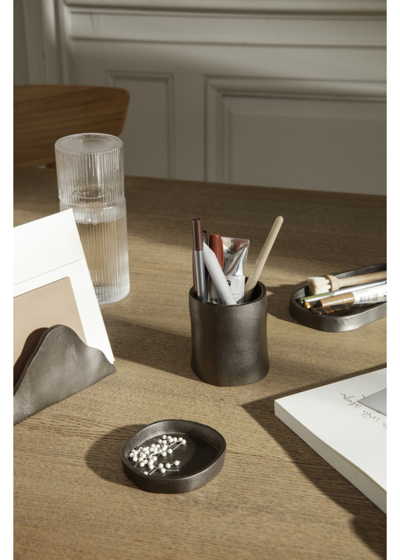 Ferm Living Yama Brievenhouder/Organizer – Zwarte Aluminium