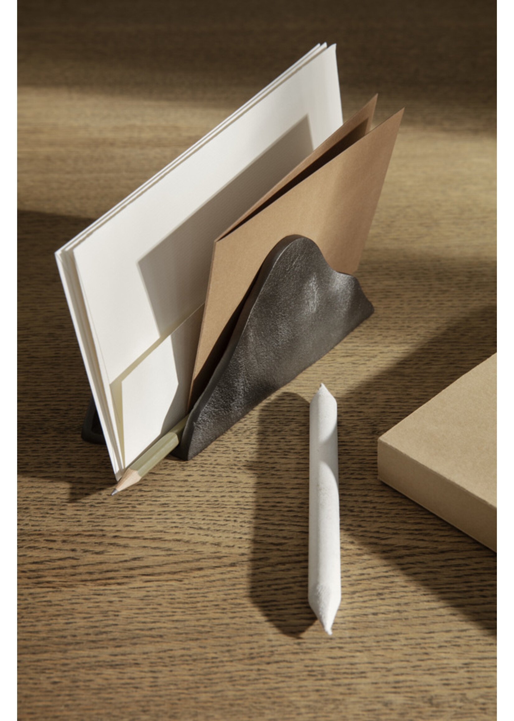 Ferm Living Yama Brievenhouder/Organizer – Zwarte Aluminium