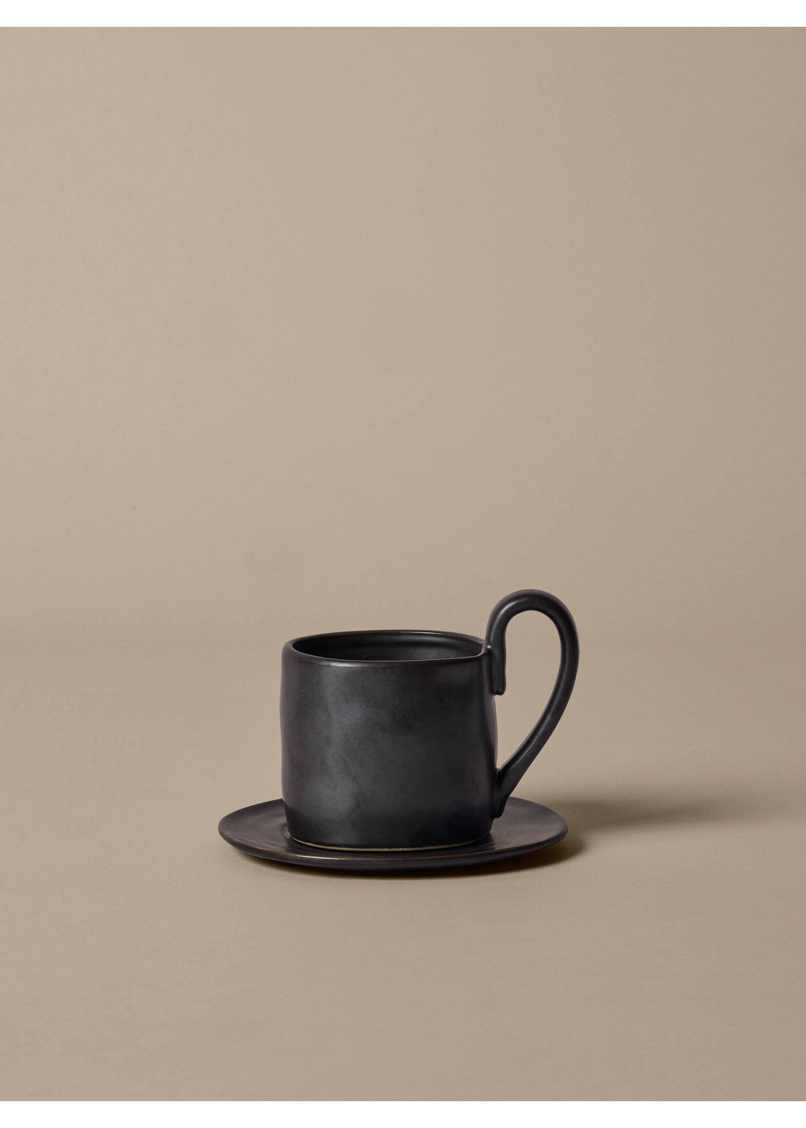 Ferm Living Flow Mok met onderbordje - Zwart