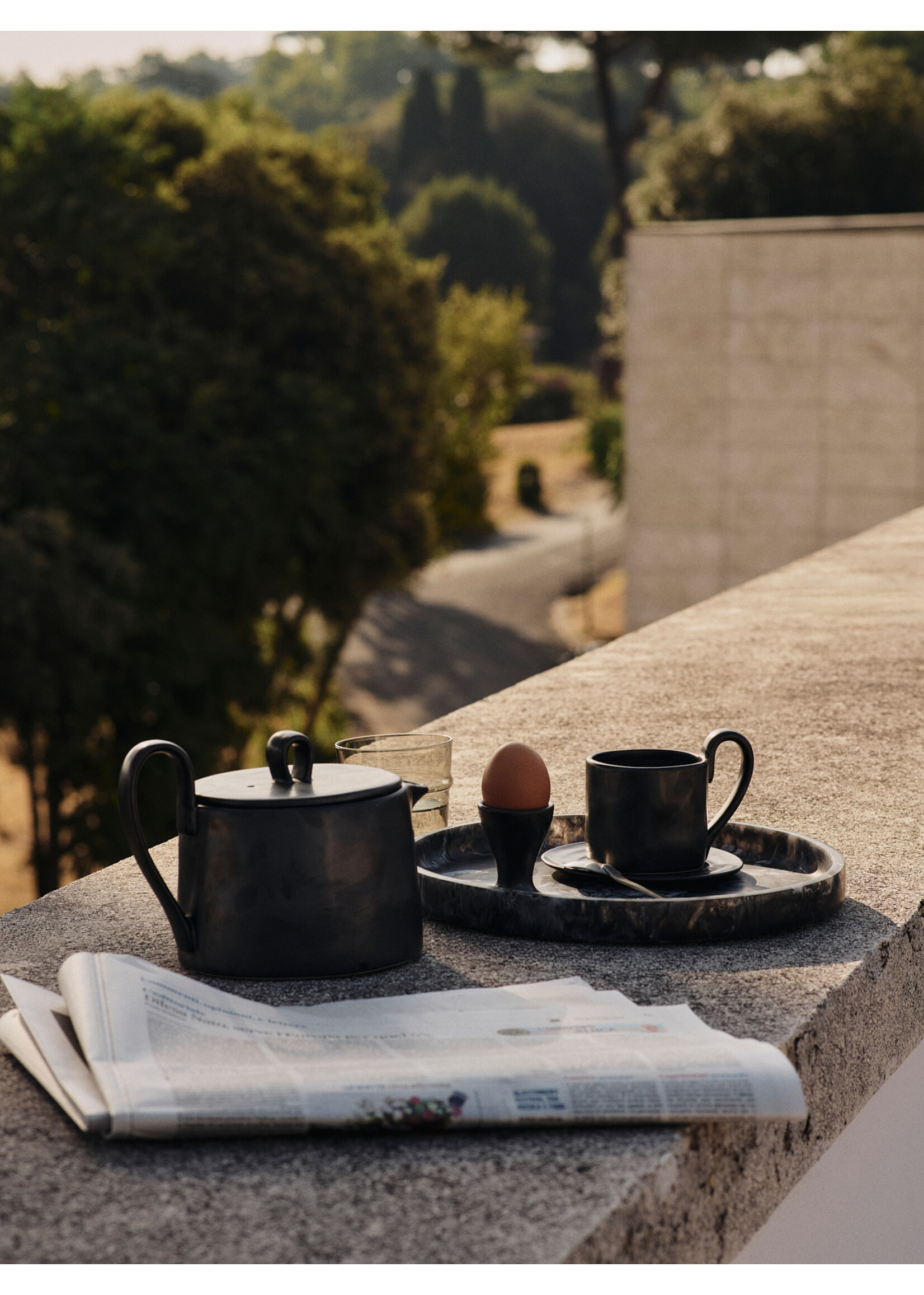 Ferm Living Flow Mok met onderbordje - Zwart