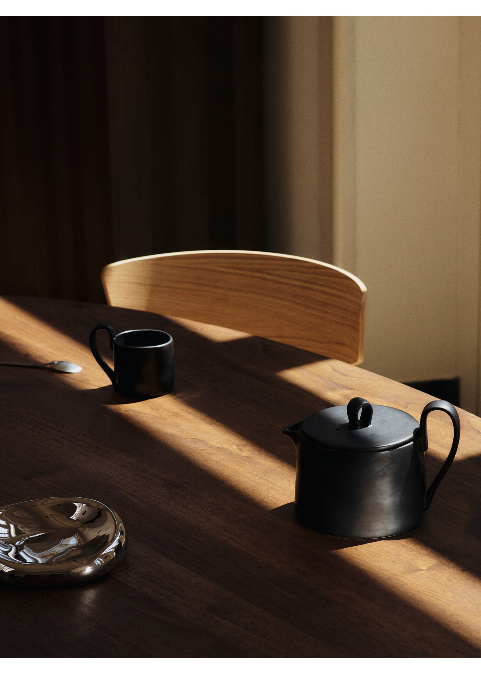 Ferm Living Flow Mok met onderbordje - Zwart