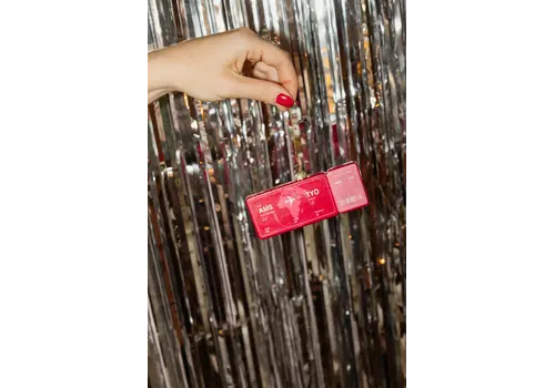 Sattie Yup in de Boom - Kerstbal - Boardingpass Amsterdam - Tokio