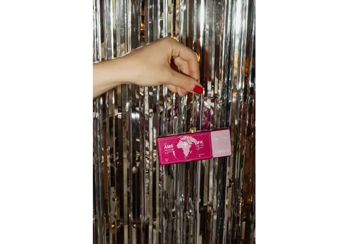Sattie Yup in de Boom - Kerstbal - Boardingpass Amsterdam - New York