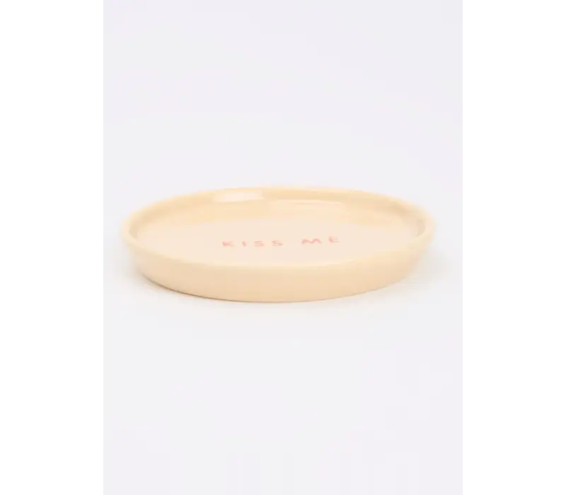 Vondels Ceramic petit four plate KISS ME camel ø8.5cm