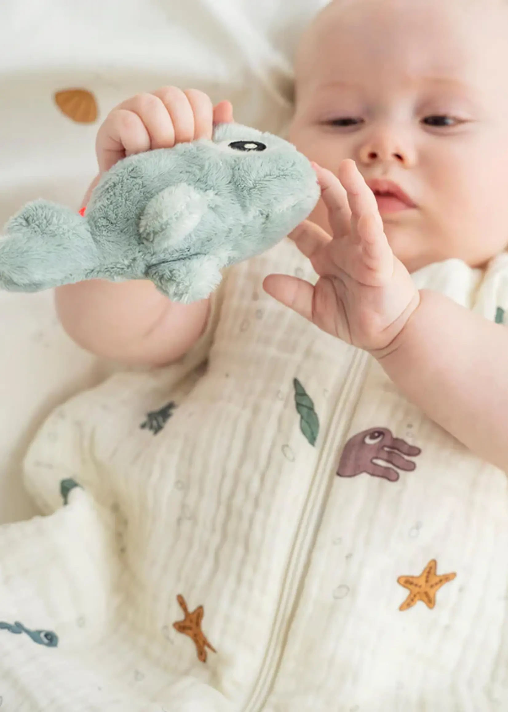 DonebyDeer Donebydeer - Kleine sensorische rammelaar Wally blauw