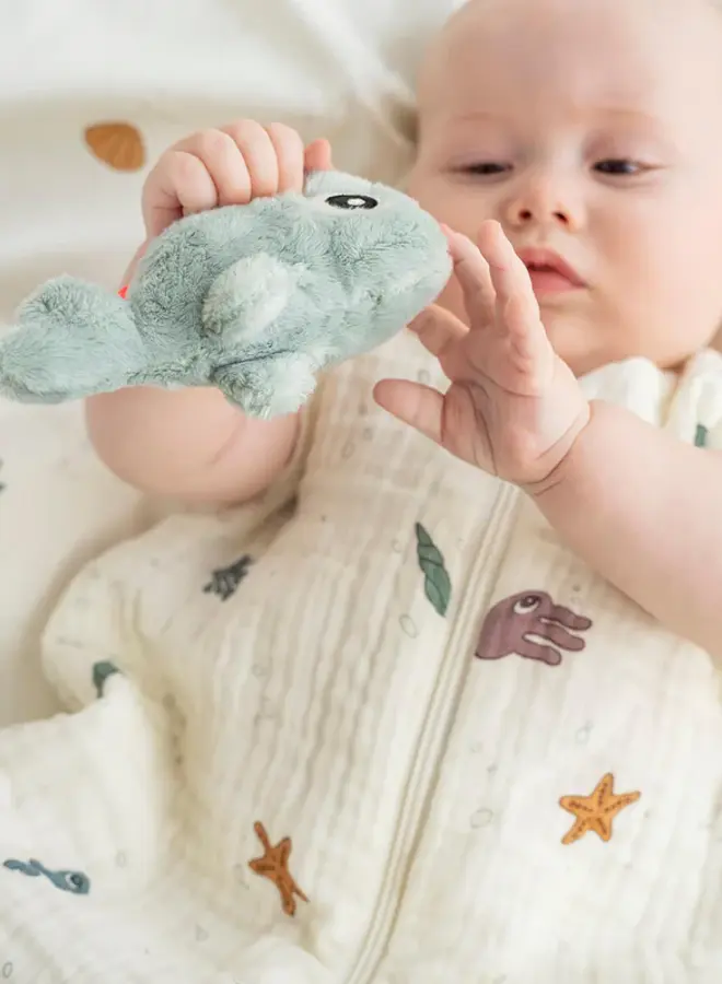 Donebydeer - Kleine sensorische rammelaar Wally blauw