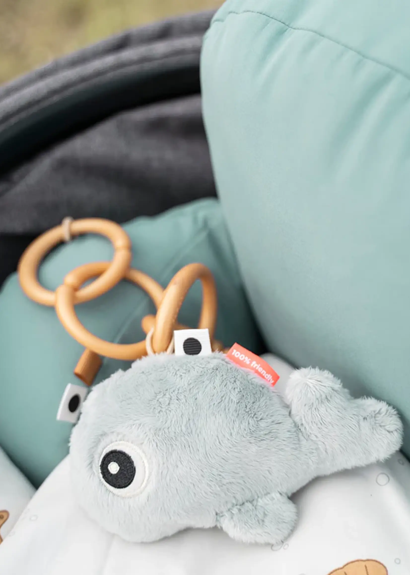 DonebyDeer Donebydeer - Kleine sensorische rammelaar Wally blauw