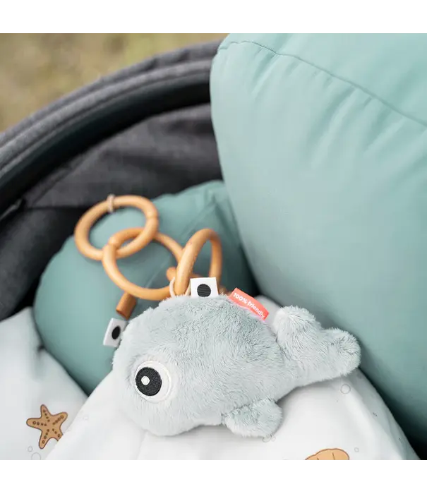 DonebyDeer Donebydeer - Kleine sensorische rammelaar Wally blauw