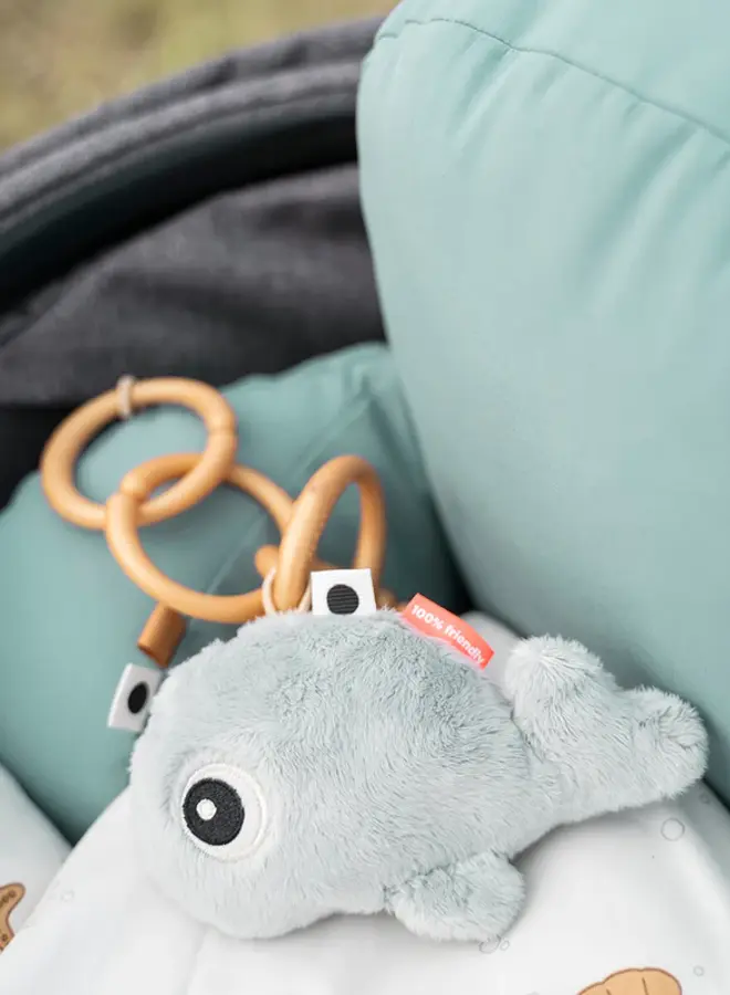 Donebydeer - Kleine sensorische rammelaar Wally blauw