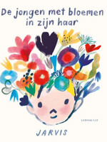 De jongen met bloemen in zijn haar