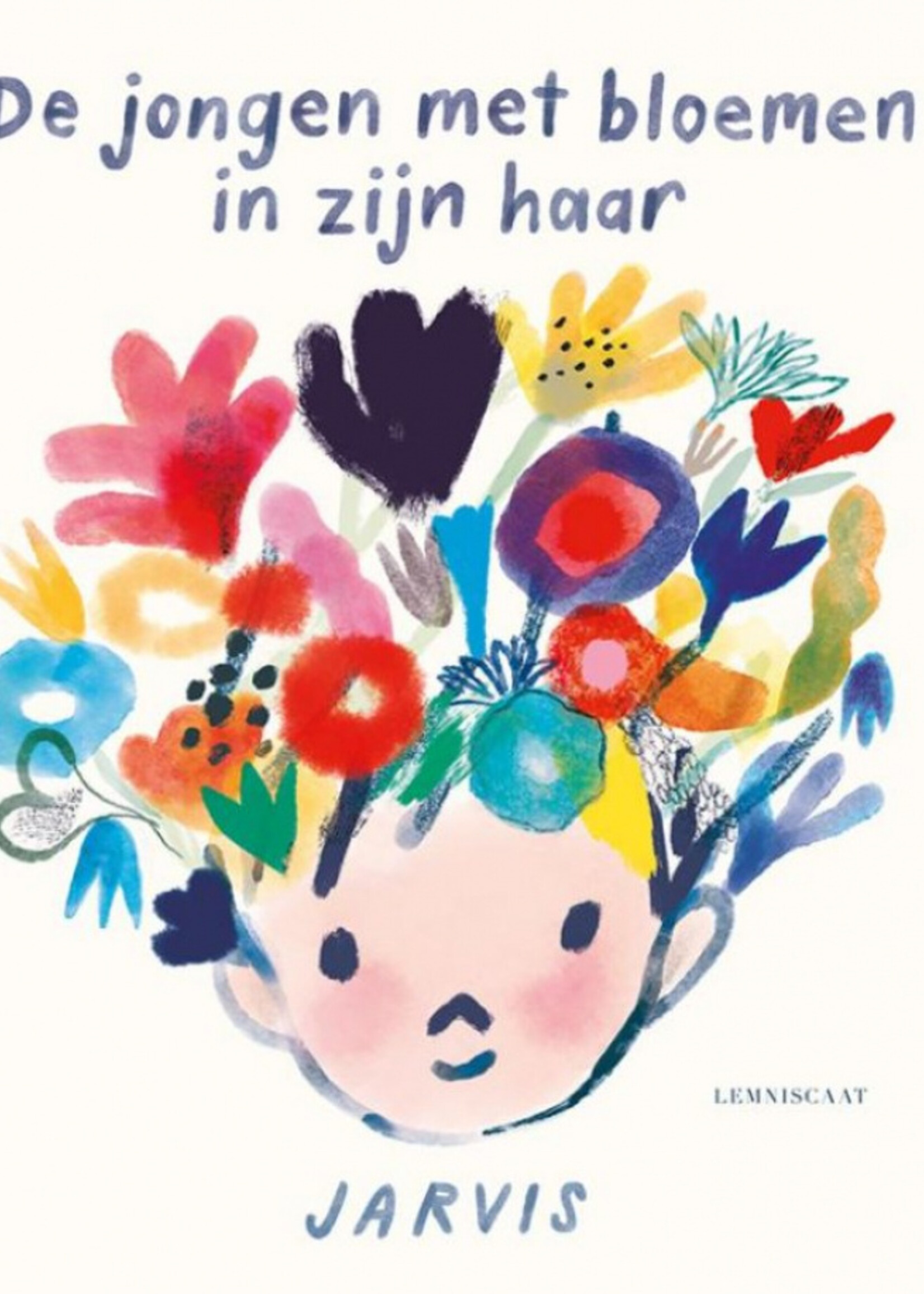 De jongen met bloemen in zijn haar