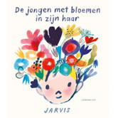 De jongen met bloemen in zijn haar