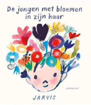 De jongen met bloemen in zijn haar