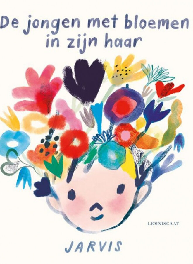 De jongen met bloemen in zijn haar