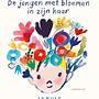 De jongen met bloemen in zijn haar