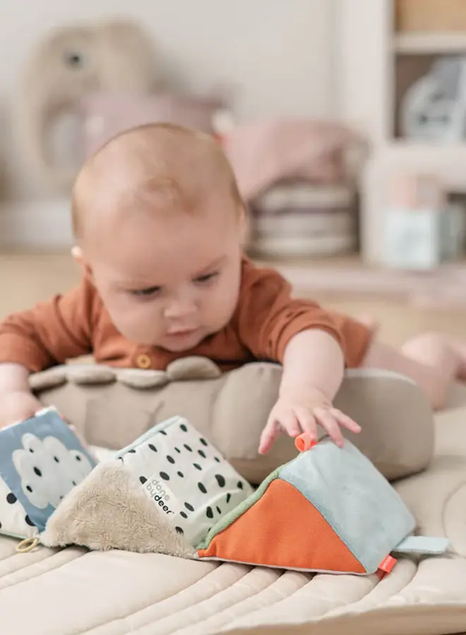 Done by Deer - Fold-out sensory cube - Deer friends Col