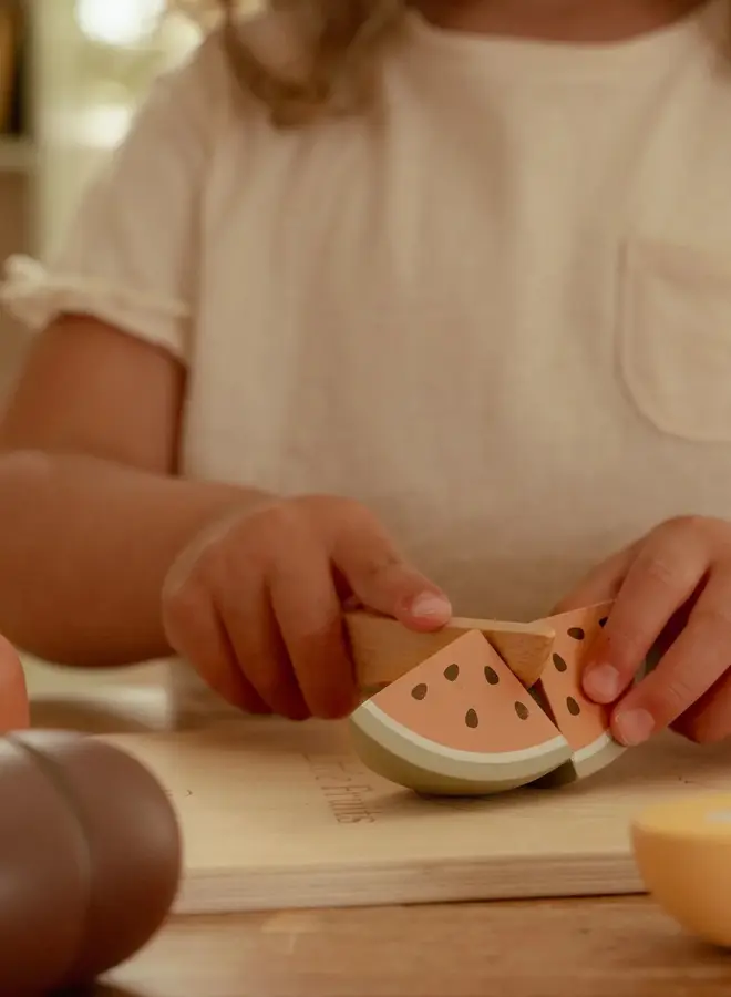 Little Dutch - Slicing fruit