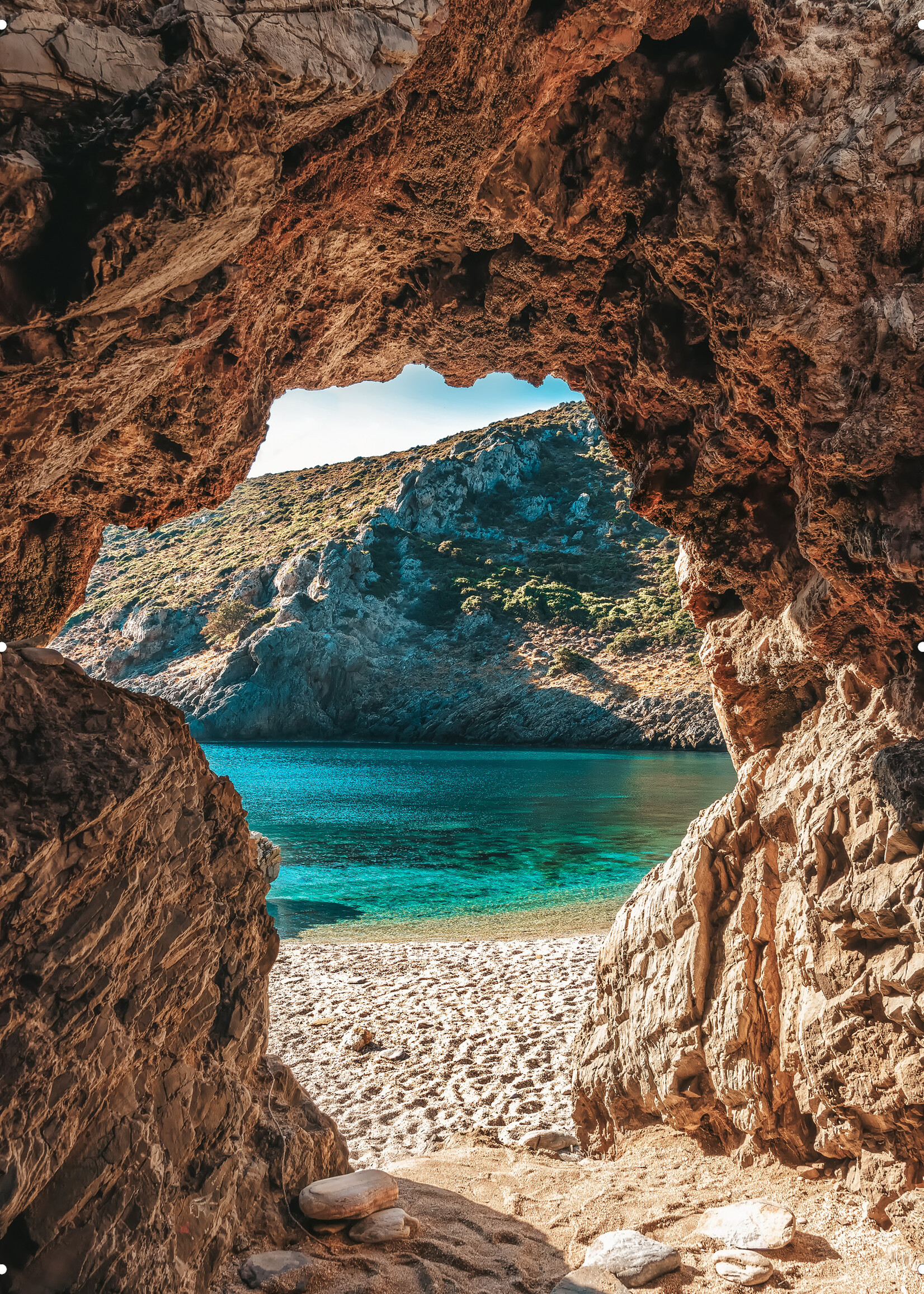 Tuinposter Doorkijkje door grot naar strand en zee - Verticaal - Staand