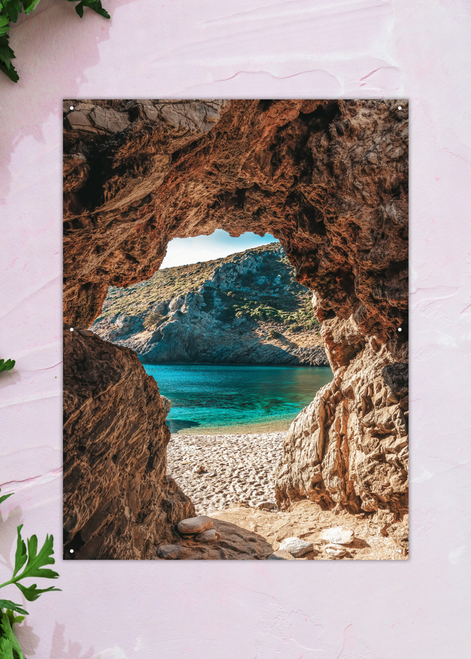 Tuinposter Doorkijkje door grot naar strand en zee - Verticaal - Staand