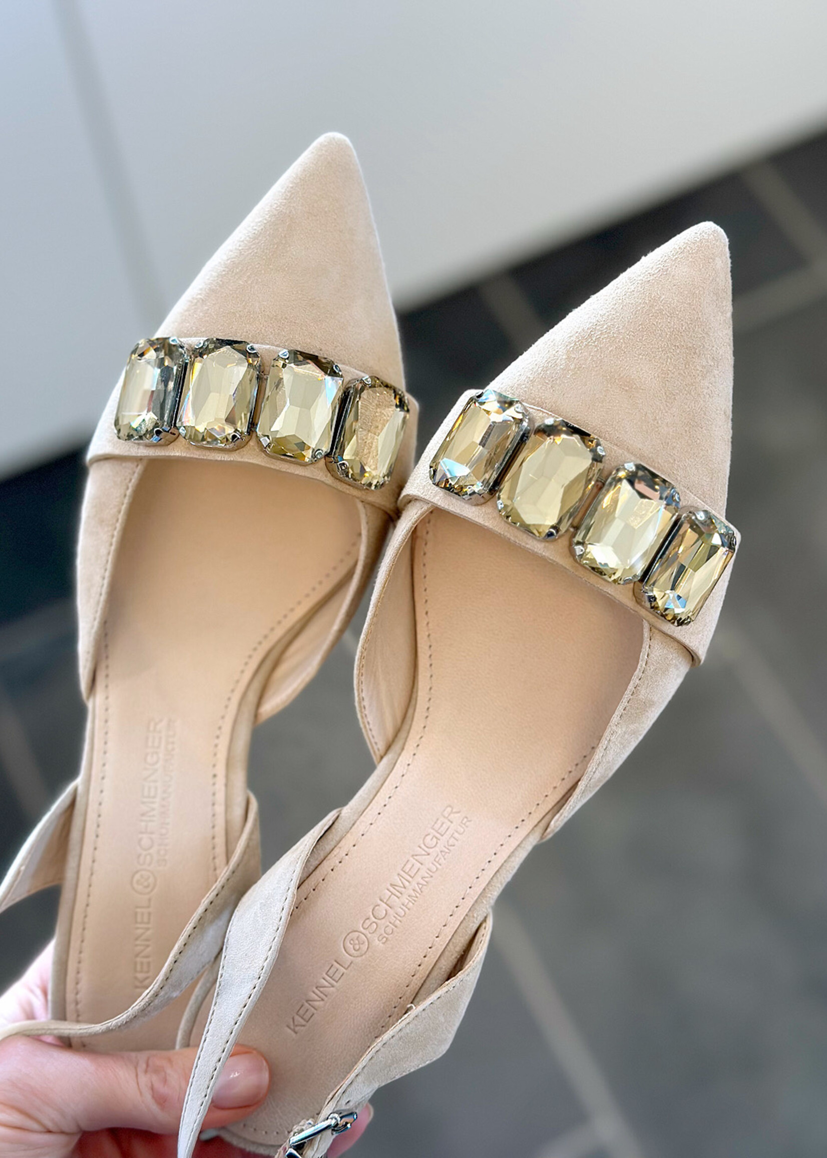 Beige suède slingback met geslepen glas bucqle