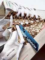 Zilveren leopard sneaker met glitter en fluo roze detail