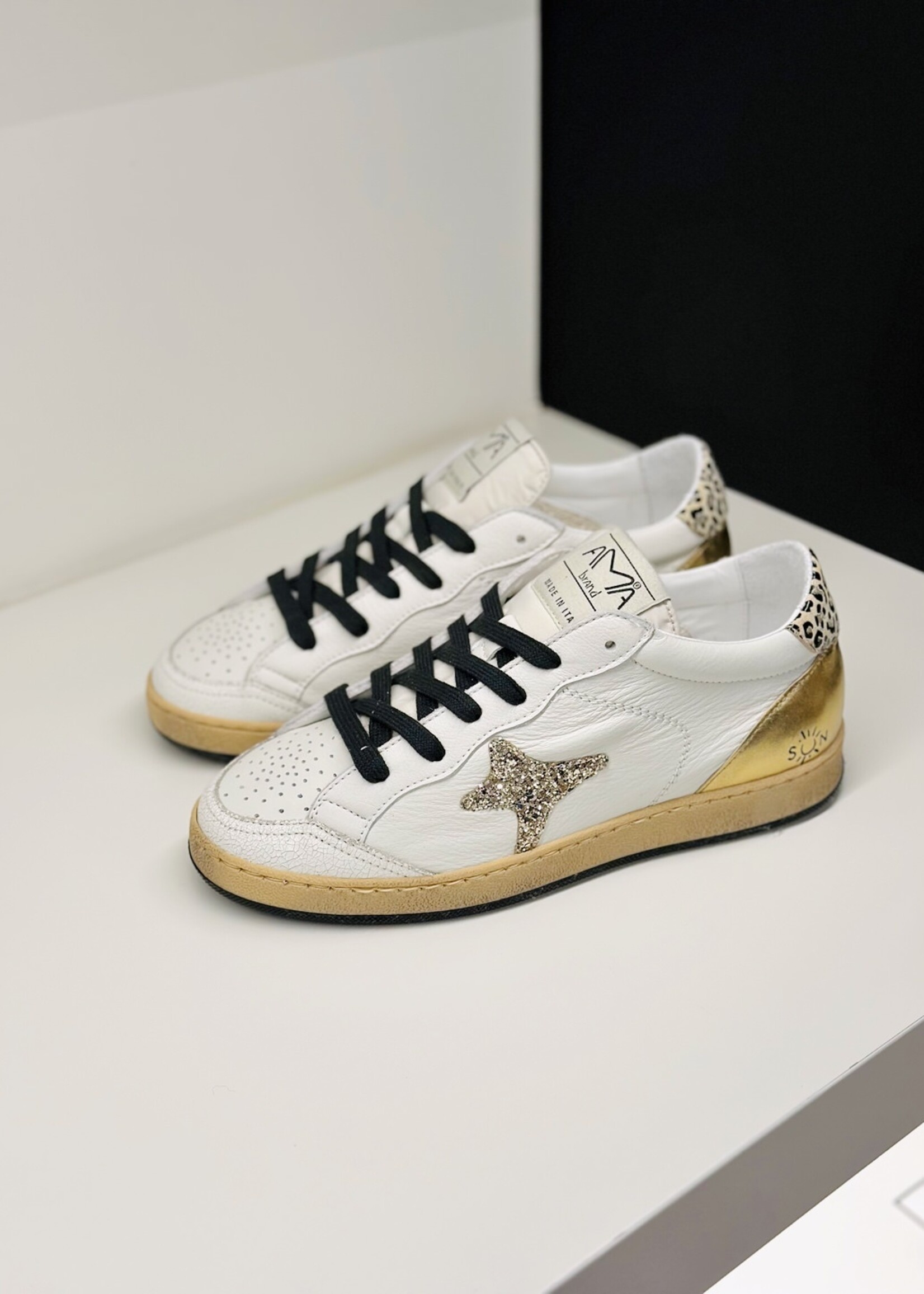 Ecru sneaker met gouden accent