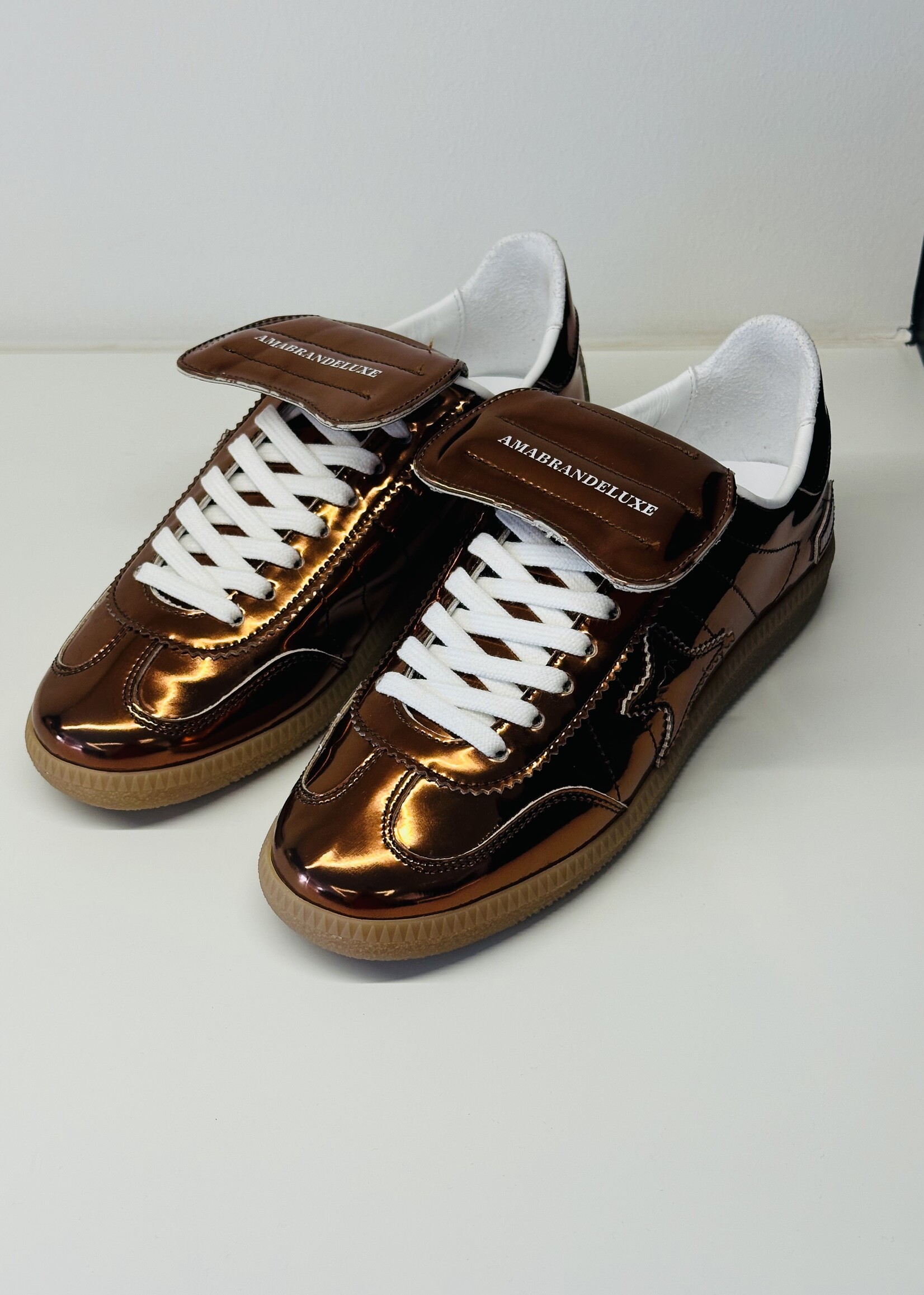 Bronzen metallic sneaker met flap