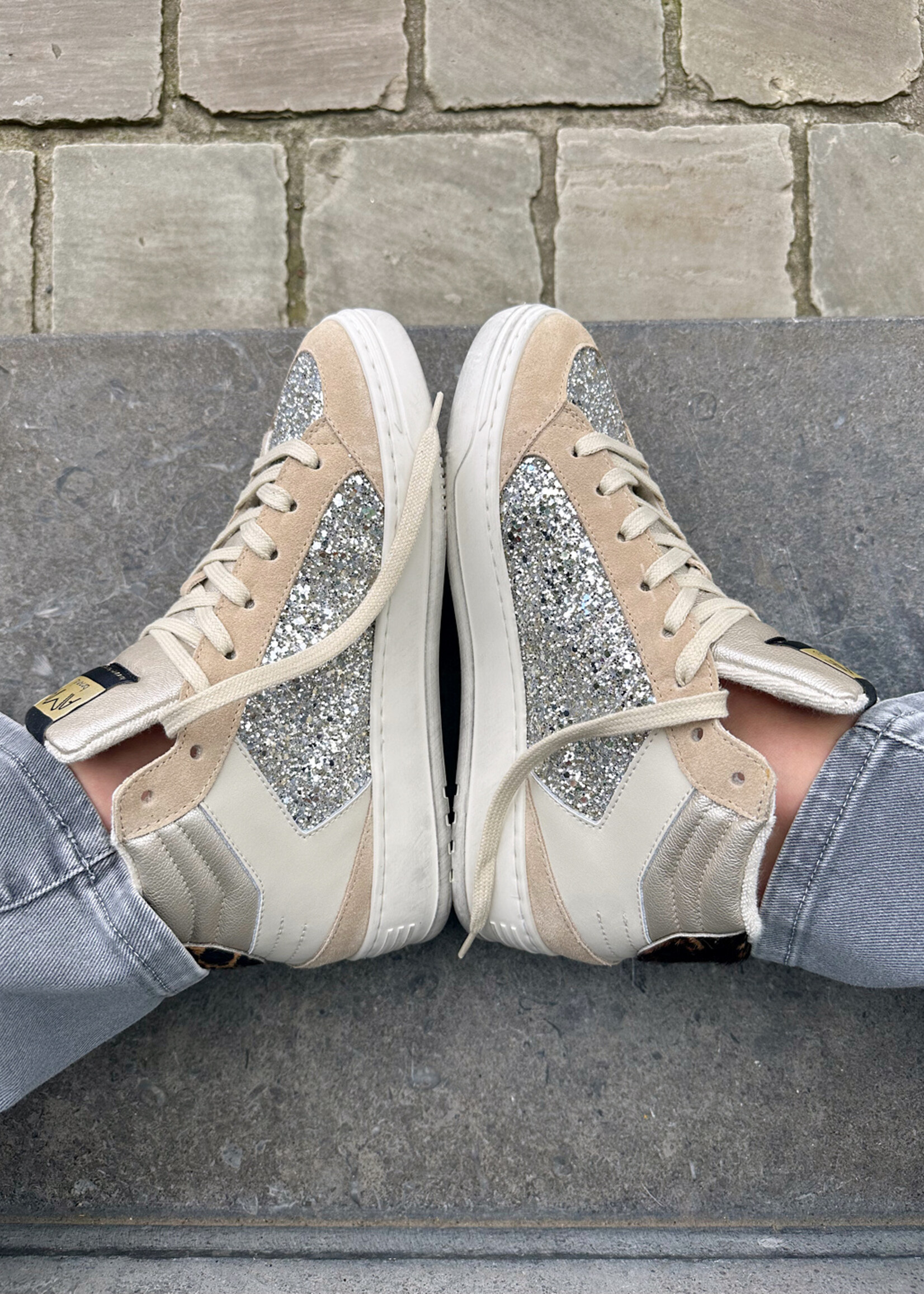 Beige high-sneaker met zilveren glitter en leopard detail