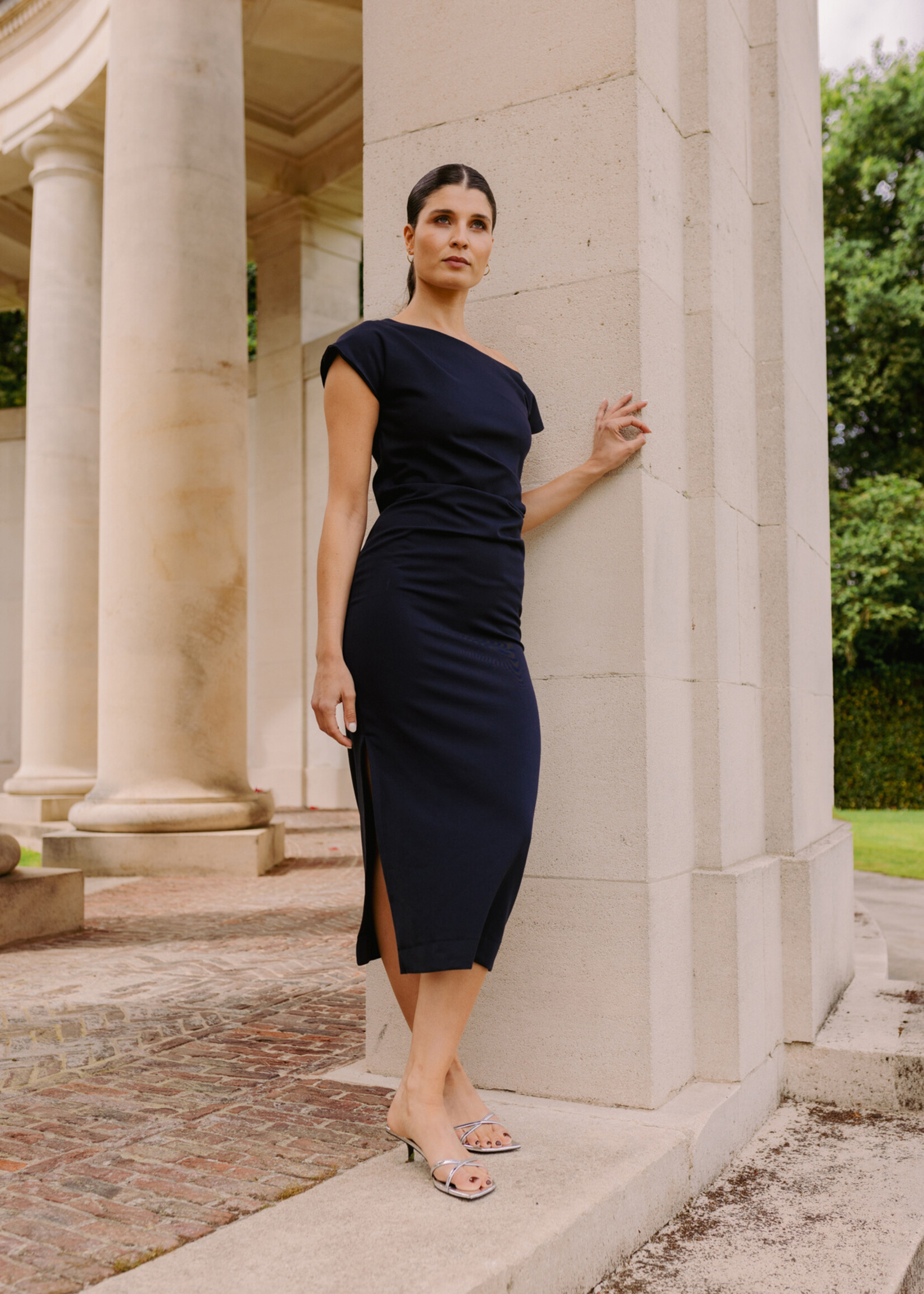 Donkerblauwe jurk met plooidetail M38