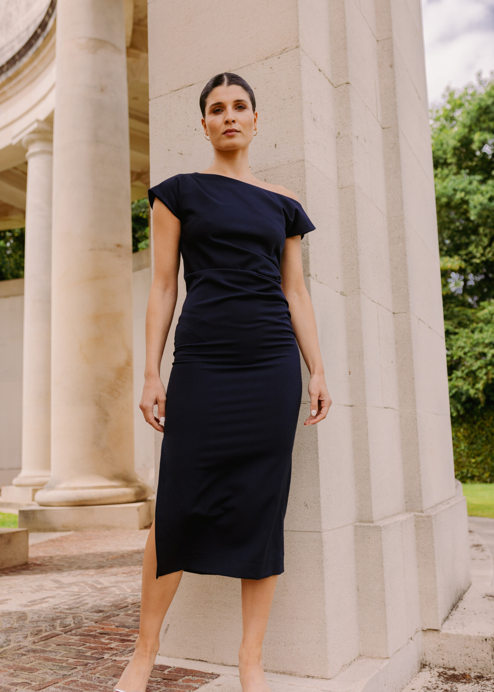 Donkerblauwe jurk met plooidetail M38