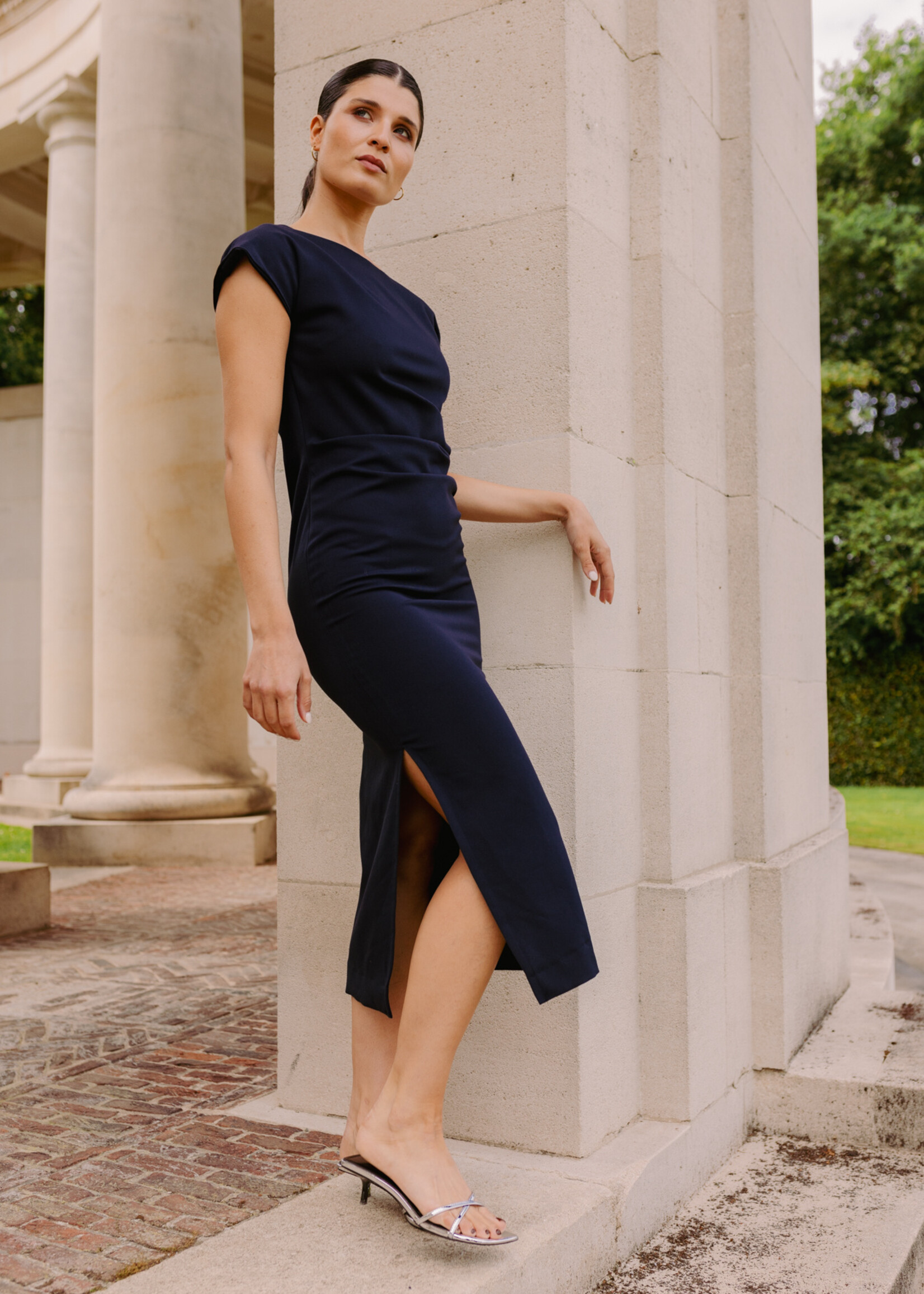 Donkerblauwe jurk met plooidetail M38