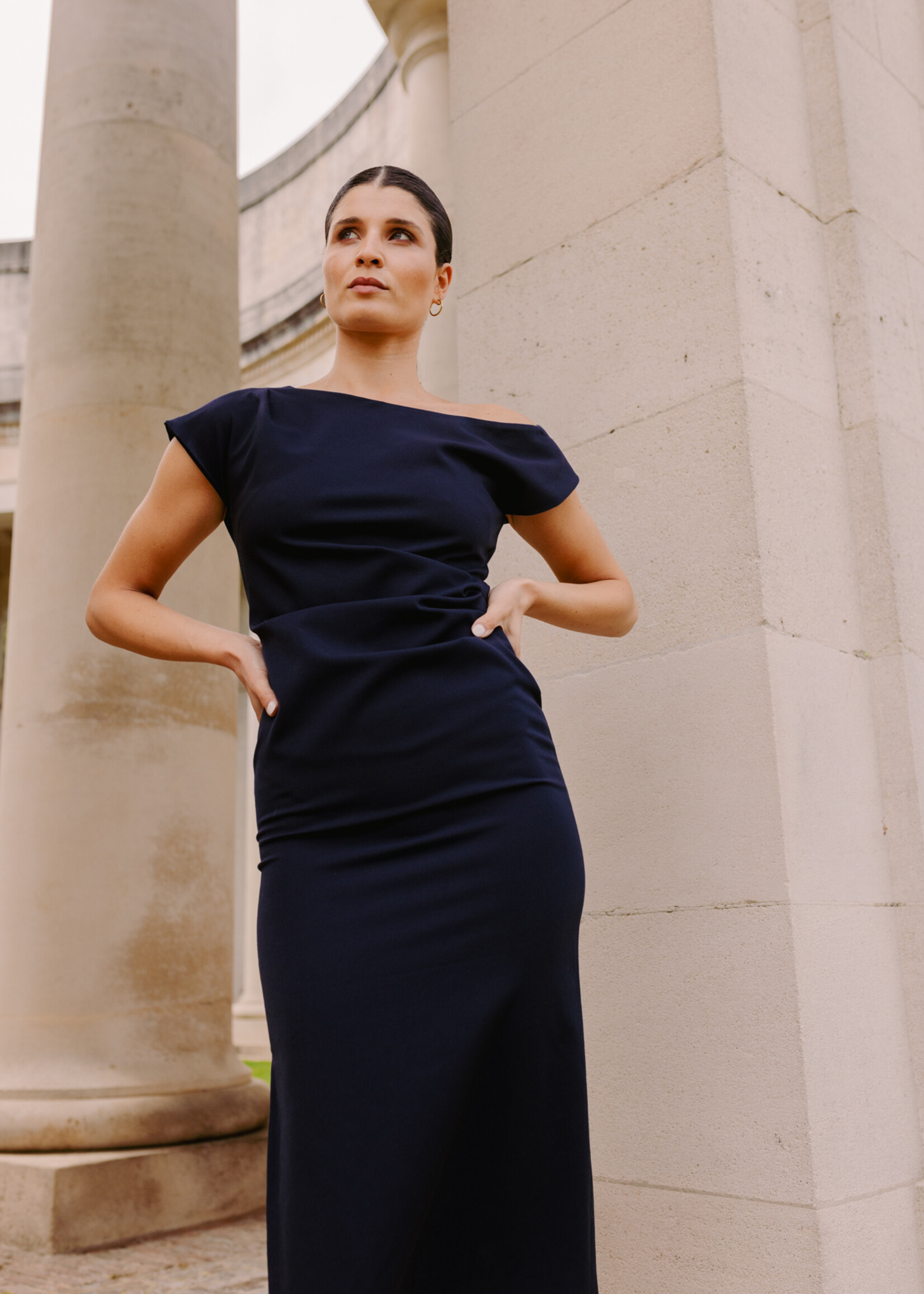 Donkerblauwe jurk met plooidetail M38