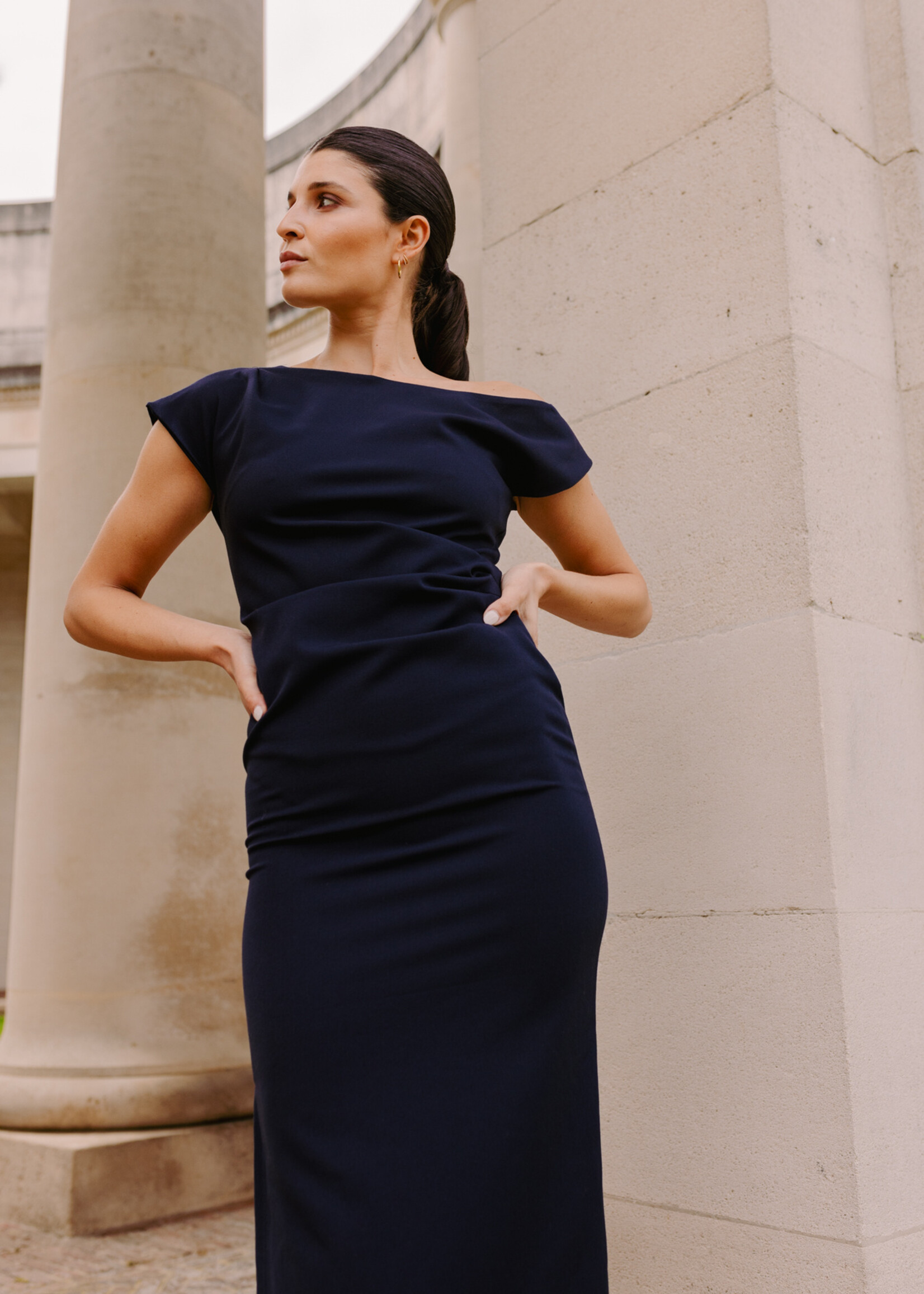 Donkerblauwe jurk met plooidetail M38