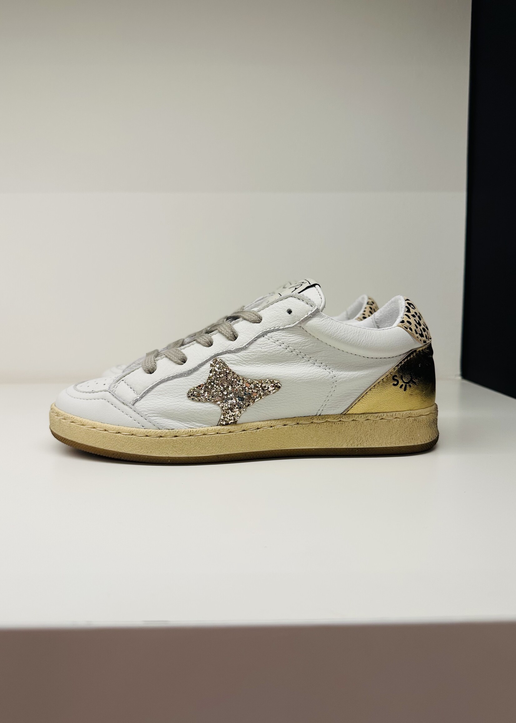 Witte sneaker met gouden details