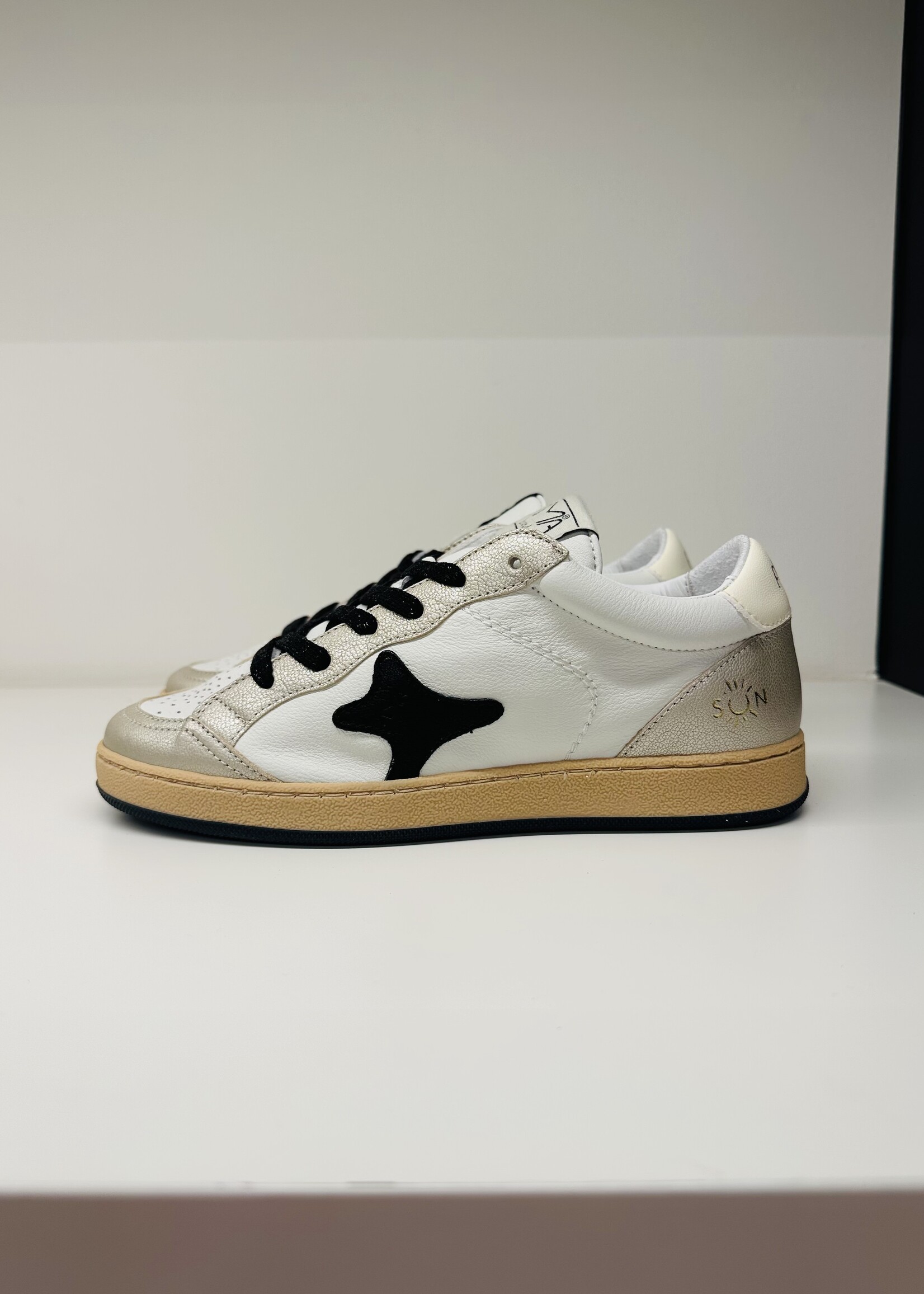 Witte sneaker met zwarte accenten