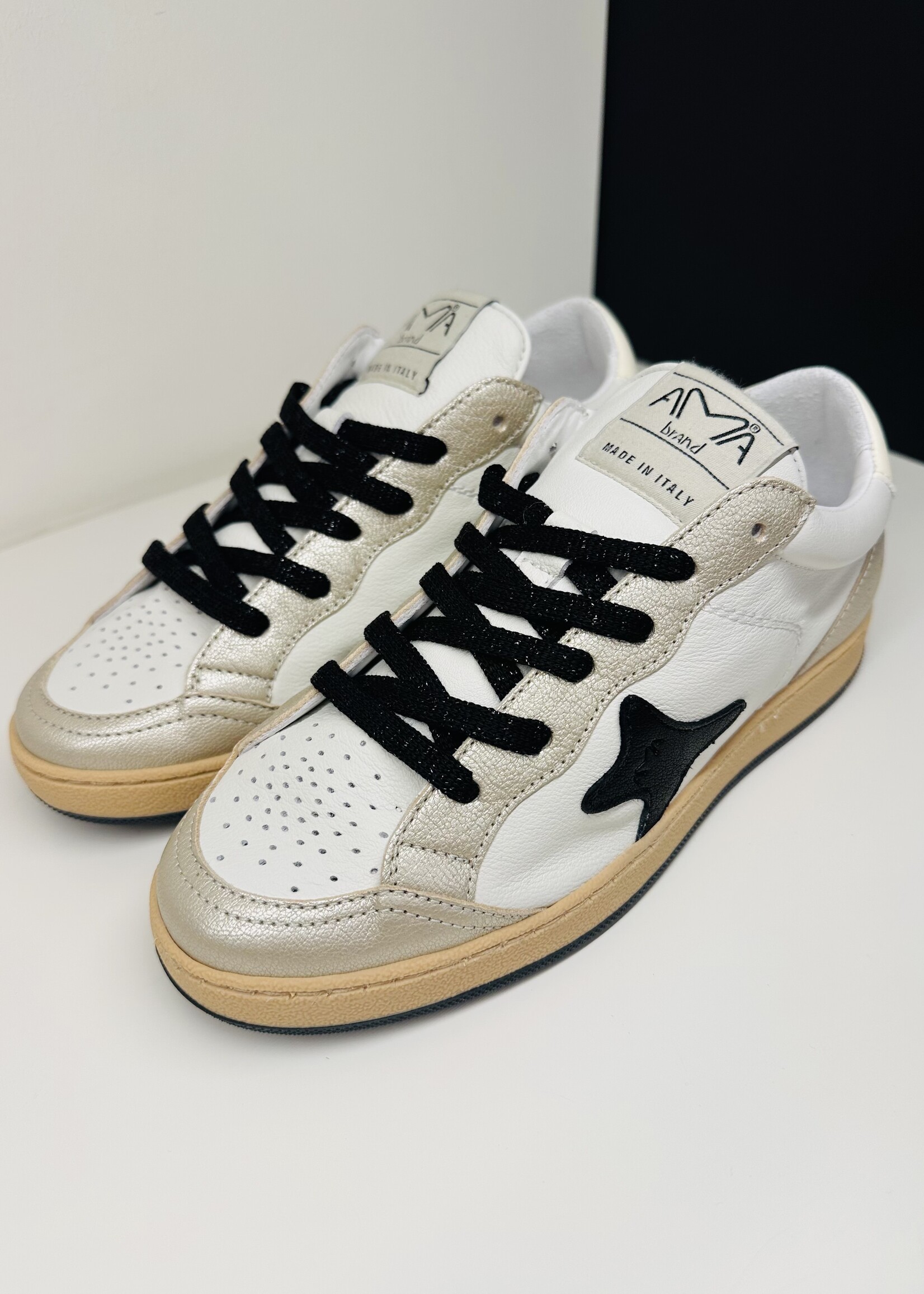 Witte sneaker met zwarte accenten